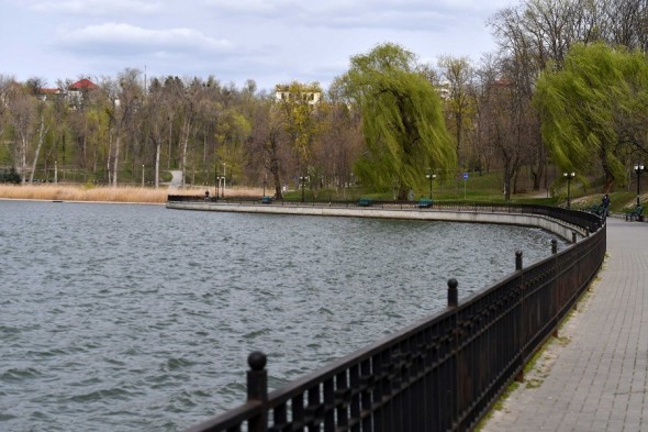 La un pas de tragedie. Un băiat de 12 ani a fost salvat de la înec de salvamarii din parcul Valea Morilor